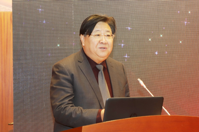 副校长孙宏伟主持开幕式 副校长孙宏伟主持开幕式
