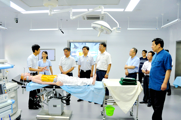 夏东伟一行参观万象城官网国家级虚拟仿真实验教学中心 夏东伟一行参观万象城官网国家级虚拟仿真实验教学中心