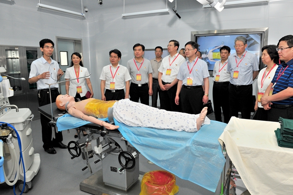 与会领导现场观摩万象城官网医学实验实训中心党支部党建工作 与会领导现场观摩万象城官网医学实验实训中心党支部党建工作