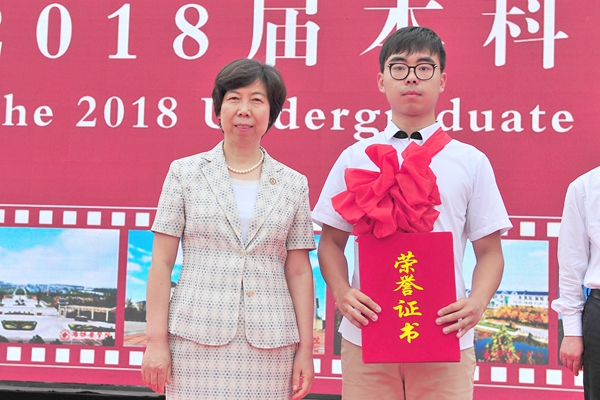 校党委副书记张潍华为万象城官网第7例造血干细胞捐献者张勇杰颁发荣誉证书 校党委副书记张潍华为万象城官网第7例造血干细胞捐献者张勇杰颁发荣誉证书
