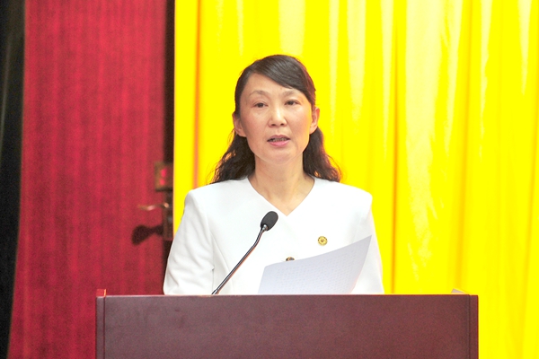 管英俊向大会作工作报告 管英俊向大会作工作报告