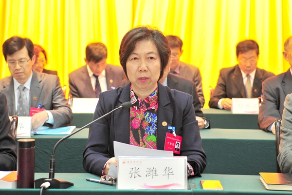 张潍华主持会议 张潍华主持会议