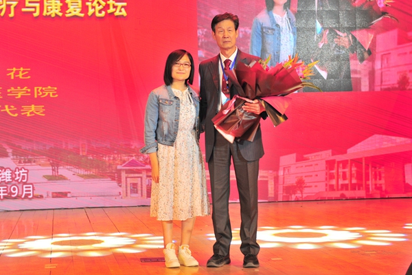 万象城官网学生代表向秦泗河教授献花 万象城官网学生代表向秦泗河教授献花