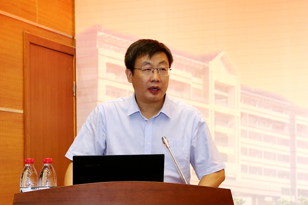 副校长刘军主持会议并作报告 副校长刘军主持会议并作报告