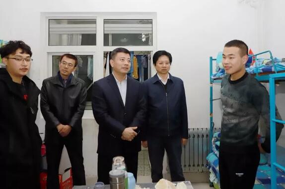 李明走访学生宿舍 李明走访学生宿舍