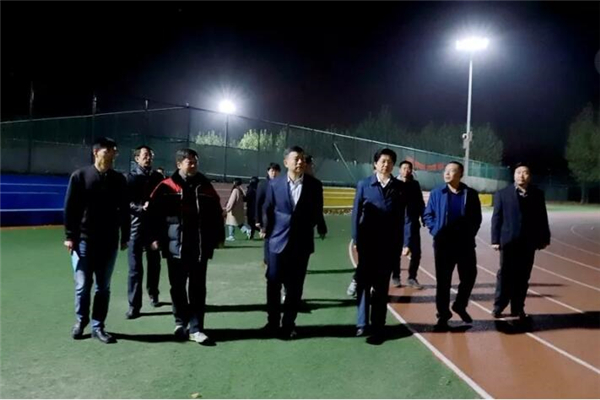 李明走访体育场 李明走访体育场