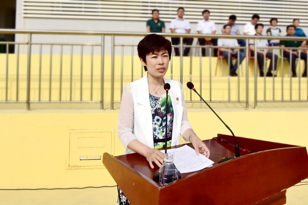 教师代表侯宁宁教授发言 教师代表侯宁宁教授发言
